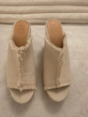 Oasis Society Cream Frayed Open-Toe Slip-On Wedge Size 7